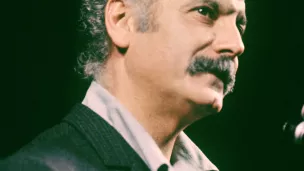 Georges Brassens en concert au Théâtre national populaire, septembre-octobre 1966 ©Wikimédia commons