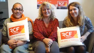 Marlène Touka (mosaïste), Lydie Paumier (pastelliste) et Elodie Boisseau (chargée de projets culturels de l'association Gaspart)