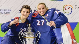  Marion Rebuffet et Chloé Joly-Vuillemin posent devant la coupe du monde de Roller Hockey le 13 septembre 2021