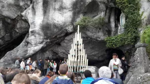 Les pèlerins à la grotte de Lourdes