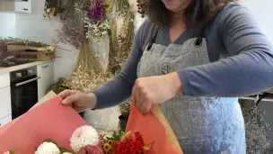 Tiphaine Turluche prépare un bouquet "Morbihan et Périgord". © RCF Sud Bretagne