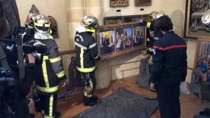 Dans cet exercice incendie, les pompiers ont emballé 10 œuvres de la salle du trésor de l'église Saint-André, sur la place Pey Berland à Bordeaux, ©Clément Guerre