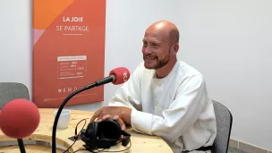 le frère Marie-Ollivier Guillou dans les studios de Dialogue RCF ®Robert Poulain