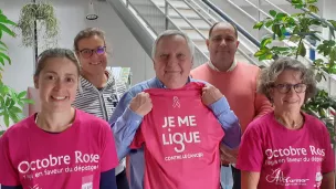 Avec la Ligue contre le cancer, représentée par Chantal Blanchard, sa présidente départementale (1ère à droite, au premier plan), le docteur Emmanuel Blin (1er à droite, au second plan) a présenté la campagne Octobre rose, mardi dernier.