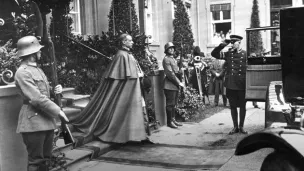 Berlin, 1927. Avant de devenir Pie XII, Mgr Pacelli fut nonce en Allemagne et secrétaire d’État de son prédécesseur, Pie XI, auteur d’une encyclique dénonçant le nazisme. adoc-photos