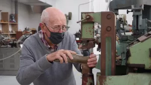 © RCF Anjou - Etienne Bachelier, 87 ans, est un ancien industriel du secteur, aujourd’hui bénévole au Musée de la Chaussure à St André de la Marche.