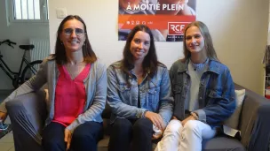 Sophie Pauget, chargée de mission Humacité à Excelia et les deux étudiantes, Sacha Auger et Alexia Chaigne.