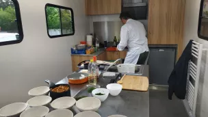 L'intérieur du camion équipé comme une cuisine