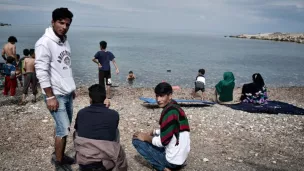 Des migrants sur la place de Lesbos. DR