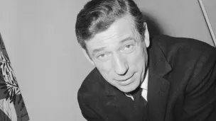 Yves Montand dans une loge du Théâtre Royal de La Haye (Pays-Bas), le 9 février 1965 ©Wikimédia commons