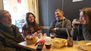 Jean-François, Laura, Daniel et Albane se retrouvent tous les mardis pour les petits-déjeuners solidaires