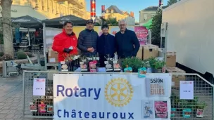 L'équipe du Rotary de Châteauroux en pleine vente sur le marché de la cité castelroussine © Rotary Club de Châteauroux