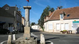 La borne signalant le Centre de la France, à Bruère-Allichamps.