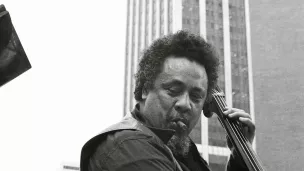 Charles Mingus jouant dans les rues de Manhattan en juillet 1976.