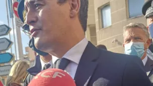 Gérald Darmanin devant le commissariat de police de Cannes ce 8 novembre après l'attaque au couteau - L.V. RCF