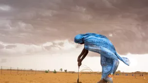 Femme travaille dans le désert à Mberra ©Jean-Marie Hosatte