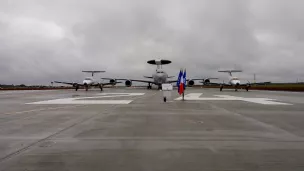 Un Awacs, entouré de deux Xingu sur la piste de la base d'Avord © RCF - Guillaume Martin-Deguéret.