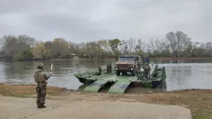 Mardi 17 novembre 2021, les sapeurs du génie ont fait une démonstration de franchissement de cours d'eau sur la Maine. ©RCF Anjou