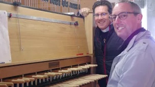 © RCF Anjou - Père Matthieu Lefrançois, curé de la paroisse et  Sébastien Rabiller, titulaire du carillon