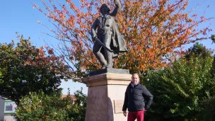 L'historien local Michel Jonceray, devant ce qui se trouvait être la maison de Cathelineau en 1793 © RCF Anjou