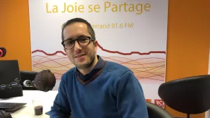 Aurélien Le Thuaut dans le studio de RCF Puy-de-Dôme