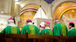 Des évêques priant à Lourdes -  Guillaume POLI  CIRIC