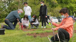 47 arbres plantés par le groupe La Salle à Bourges ce 26 novembre, avec les jardiniers solidaires. © les jardiniers solidaires.