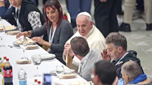 Le pape François et des personnes en situation de précarité - Alessia GIULIANI CPP CIRIC
