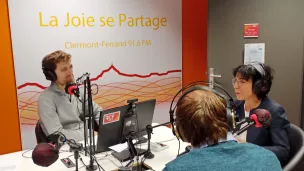 Christine Pirès-Beaune accompagnée dans le studio de RCF par Lucas Peyre, premier secrétaire fédéral du PS 63.