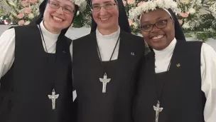 Soeur Raquel entourée de deux soeurs de la communauté en mission à Orange @paroisse d'Orange