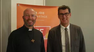 Le P. Henry Fautrad, adjoint au service de la Pastorale (à gauche) et Eric Martinez, directeur de l’Enseignement Catholique de la Sarthe (à droite) © RCF Sarthe