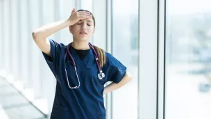 Infirmière fatiguée ©freepik