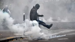 Scène de violence lors d'une manifestation de "Gilets jaunes" à Paris, le 20/11/2021 ©Alain JOCARD / AFP