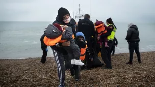 L'arrivée sur la côte anglaise d'un homme avec ses enfants secourus au cours de leur traversée de la Manche, le 24/11/2021, Dungeness, Royaume-Uni ©Ben STANSALL / AFP