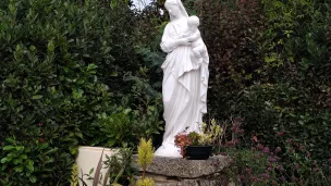 Statue de la Vierge Marie et l'enfant Jésus près de la chapelle Notre-Dame de Kério à Noyal-Muzillac ©RCF Sud Bretagne