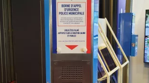 Voilà à quoi ressemblent les nouvelles bornes d'appel d'urgence installées dans les stations souterraines du tramway de Nice. - Photo RCF