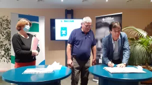 En présence de Véronique Cadudal, vice-présidente du Conseil départemental (1ère à gauche), Christian Coail, président du Conseil départemental (1er à partir de la droite) des Côtes d'Armor et Yvon Roselier, président de France Alzheimer 22, ont signé, lundi dernier, une charte d'engagements réciproques.