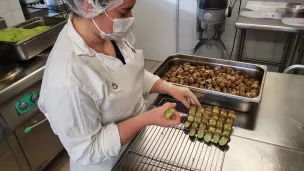 Sophie Guillemin préparent les escargots © Chloé Vernet