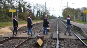 Les quatre maires du Sud-Gironde imitent les Beatles en gare de Saint-Macaire ©Mairie de Caudrot.