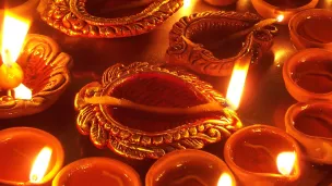 Les lampes dip (ou diya), allumées en l'honneur du retour de Rama à Ayodhya, et qui ont donné leur nom à Dipavali. © Image libre de droits.