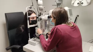 Dans le camion, une orthoptiste examine les patients, qui auront le diagnostic de l'ophtalmologue du CHU d'Angers en visioconférence. ©RCF Anjou