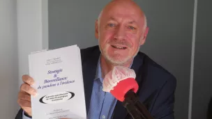 Gilles Cabaret, co-auteur du livre "Stratégie et bienveillance : du paradoxe à l'évidence" © RCF Sarthe