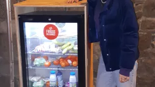 Lou Brosse-Fagot près du premier frigo solidaire de Saint-Brieuc