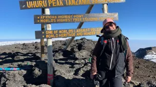 Constance Schaerer, en haut du plus haut sommet d'Afrique : le Kilimandjaro.