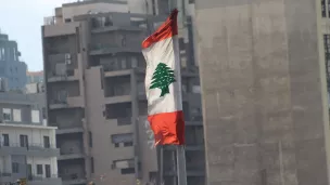 Drapeau libanais flottant sur un immeuble de Beyrouth/ Amélie Gazeau/RCF