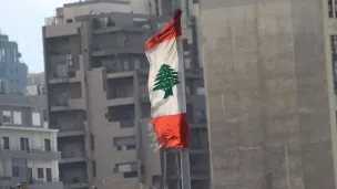 Drapeau libanais flottant sur un immeuble de Beyrouth/Amélie Gazeau/RCF