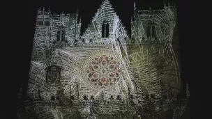 mapping vidéo sur la façade de la cathédrale Saint-Jean de Lyon - © Dedale via Unsplash