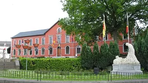 © Le monument aux morts et la maison communale de Nassogne