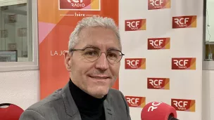 Cédric Mazzone, directeur de l'UIAD, dans le studio de RCF Isère