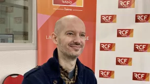 Gilles Balmet dans le studio de RCF Isère